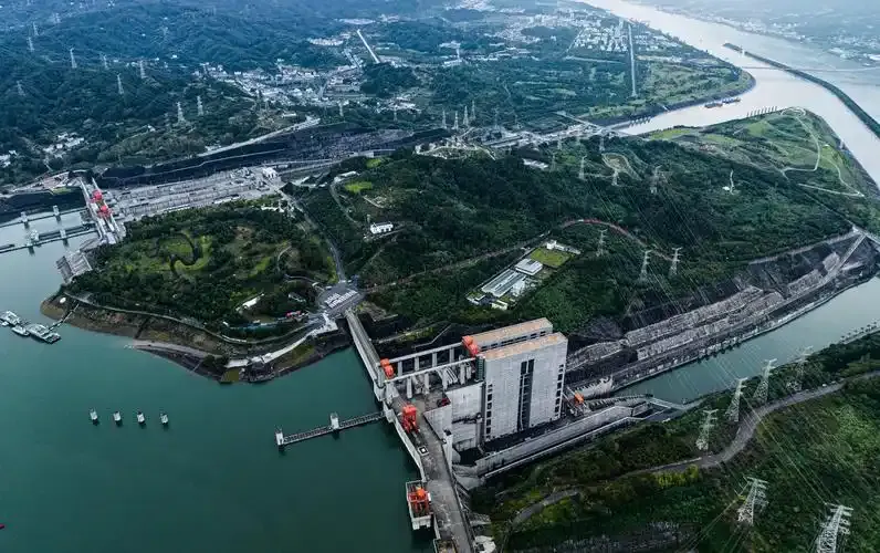 長江三峽(同港口換乘豪華觀光遊輪、三峽升船機船過三峽大壩、船遊西陵峽東段、過葛洲壩船閘、抵達三峽遊客中心) ⭢ 宜昌 ⭢ 重慶 行程圖片 2