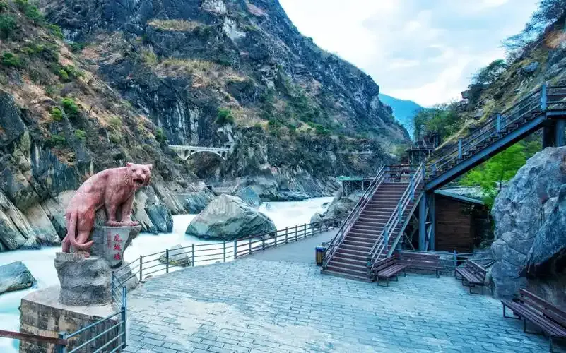 麗江 ⭢ 虎跳峽 ⭢ 哈巴雪山觀景台 ⭢ 白水台 ⭢ 香格里拉 行程圖片 1