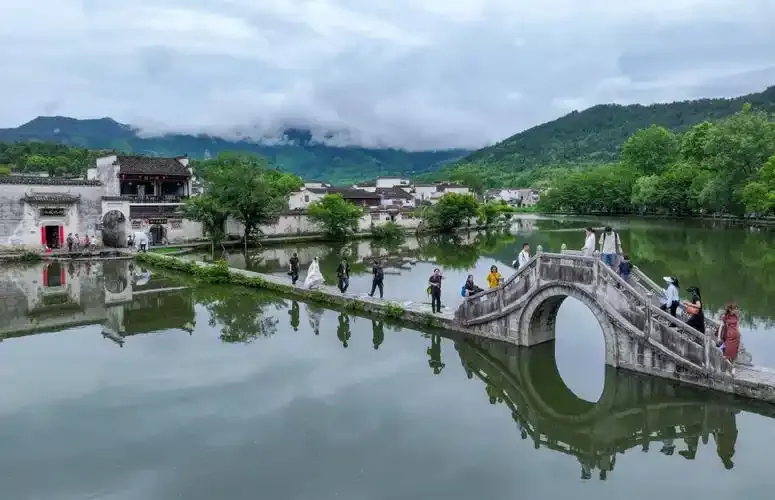 湯口 ⭢ 黃山風景區（玉屏纜車上下·前山精華） ⭢ 宏村 ⭢ 齊雲山（齊雲山夜遊·非遺打鐵花） 行程圖片 3
