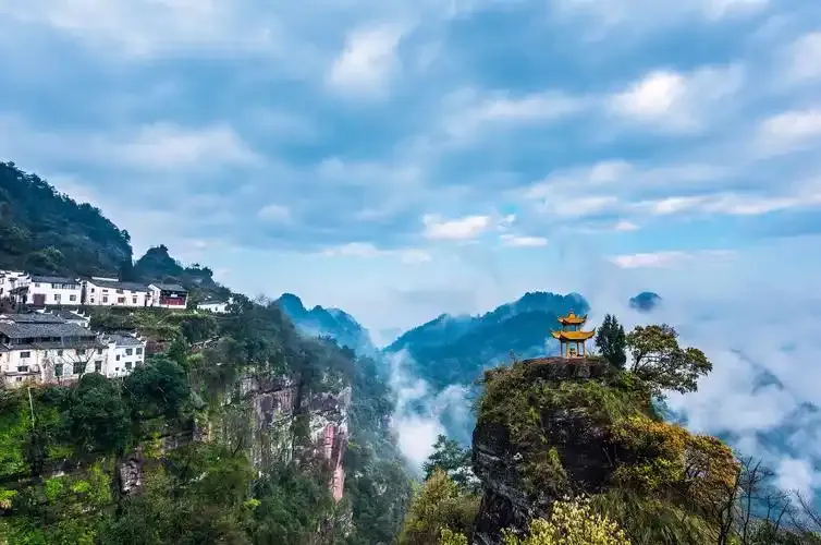 湯口 ⭢ 黃山風景區（玉屏纜車上下·前山精華） ⭢ 宏村 ⭢ 齊雲山（齊雲山夜遊·非遺打鐵花） 行程圖片 4