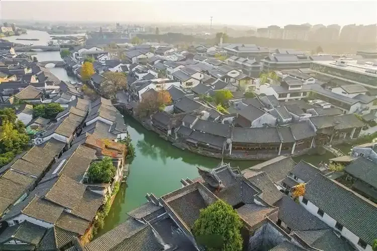 杭州（龍塢茶鎮採茶） ⭢ 新市古鎮（漢服體驗） ⭢ 上海（城隍廟·外灘） 行程圖片 1